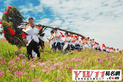 苗族的傳統(tǒng)節(jié)日,苗族的風(fēng)俗慣